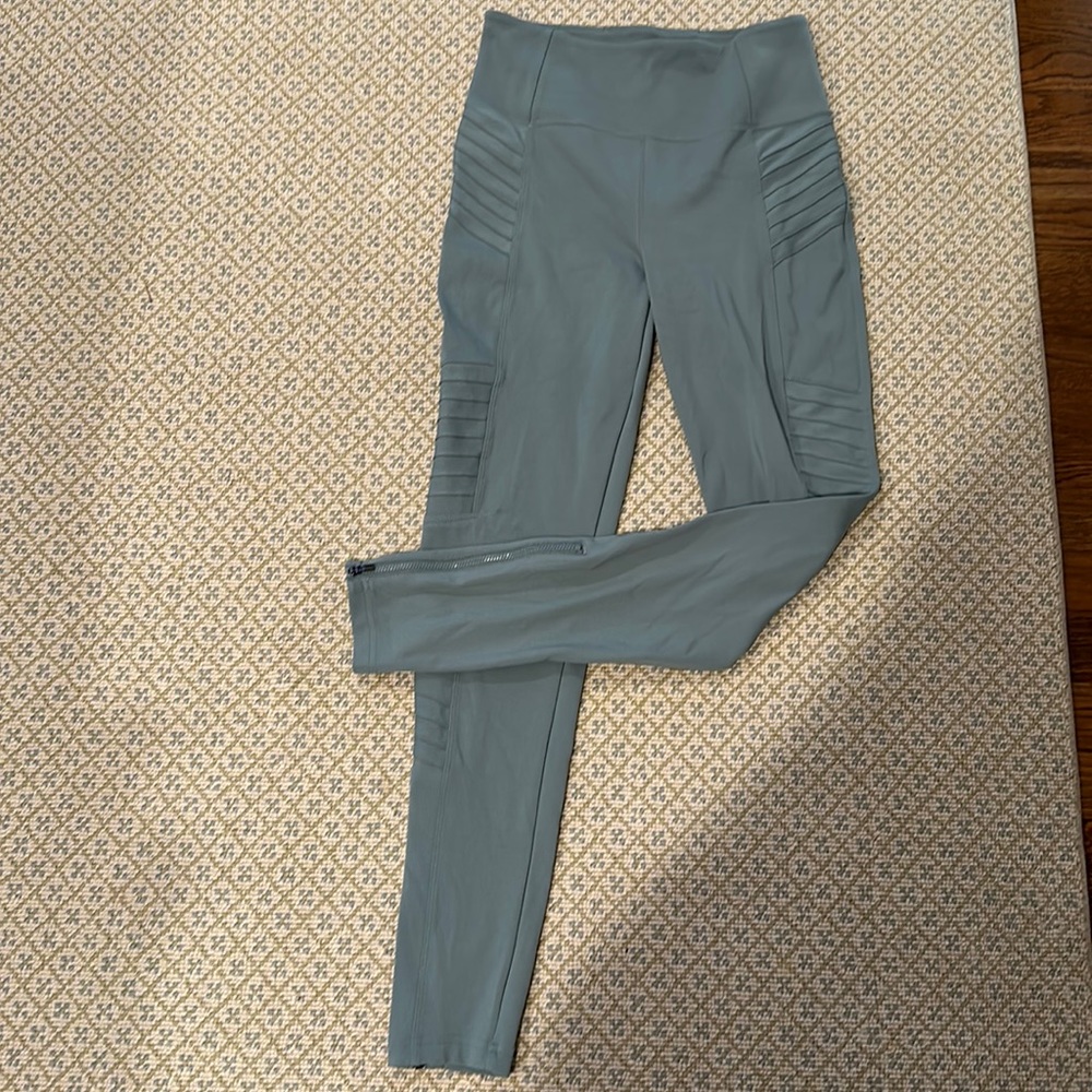 Women’s athletic leggings